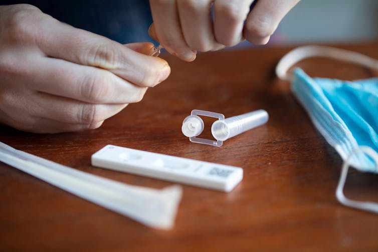 Una persona che esegue un test di flusso laterale
