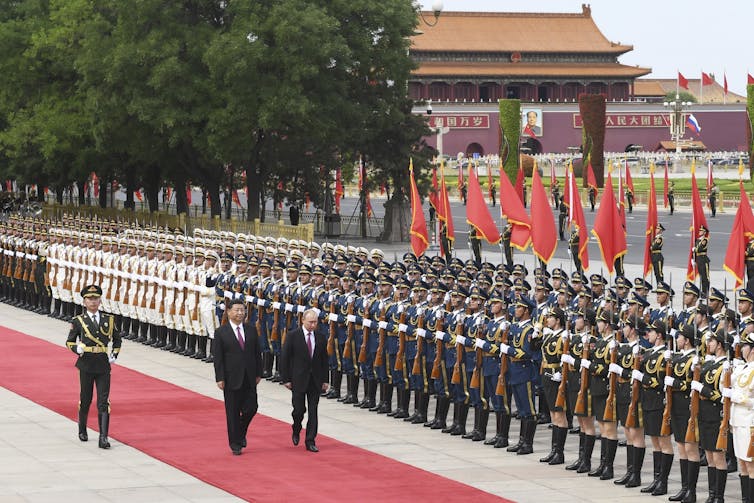 Putin and Xi reviewing a military honour guard in 2018.