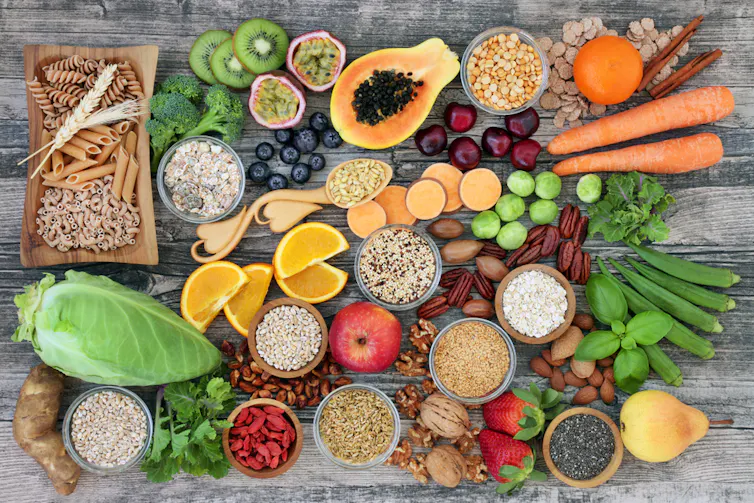 Assortiment de fruits et légumes, céréales, pâtes.