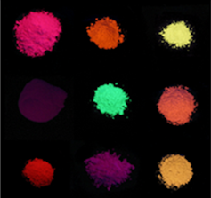 Six tas de poudre colorée de couleurs différentes : rose, orange, jaune, violet, vert clair, orange, rouge, violet, jaune-orange