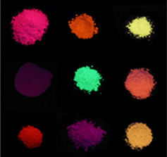 Six tas de poudre colorée de couleurs différentes : rose, orange, jaune, violet, vert clair, orange, rouge, violet, jaune-orange