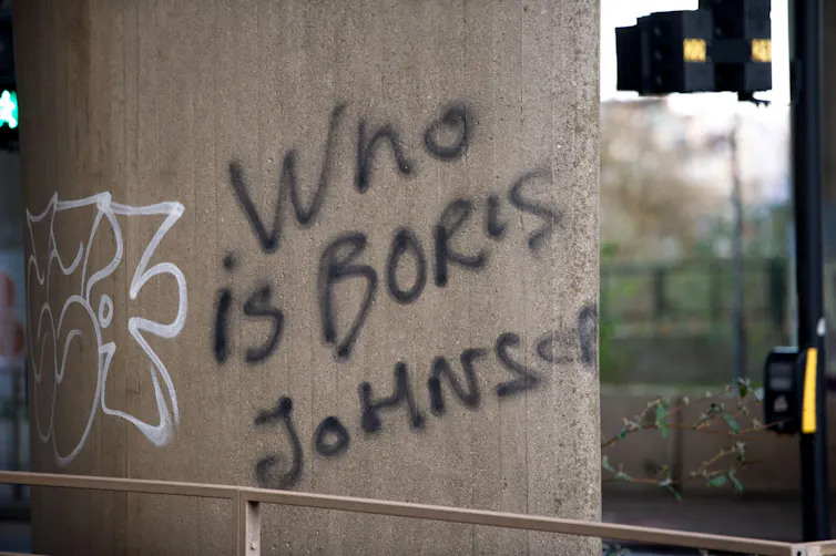 Un grafiti en un puente de Glasgow dice: '¿Quién es Boris Johnson?'