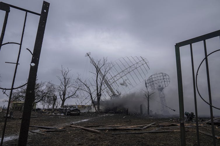 El humo se eleva desde las ruinas metálicas.