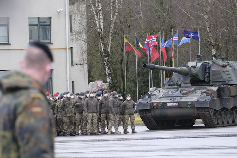 Truppe tedesche della NATO e un carro armato in addestramento in Lituania.