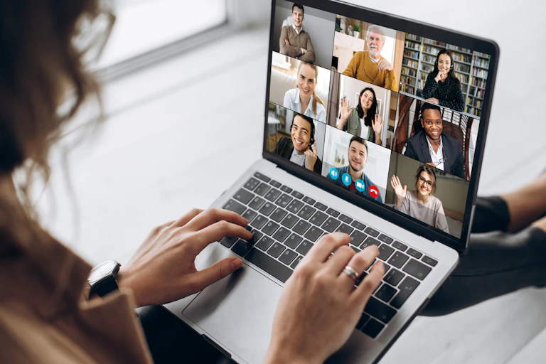 femme en appel vidéo avec 9 autres personnes