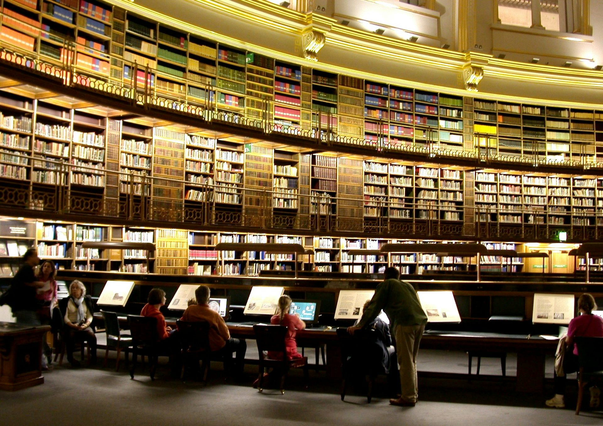 London library. Библиотека британского музея в Лондоне. Британский музей Лондон читательный зал. Читательный зал в библиотеке в Великобритании. Национальная библиотека Лондона.