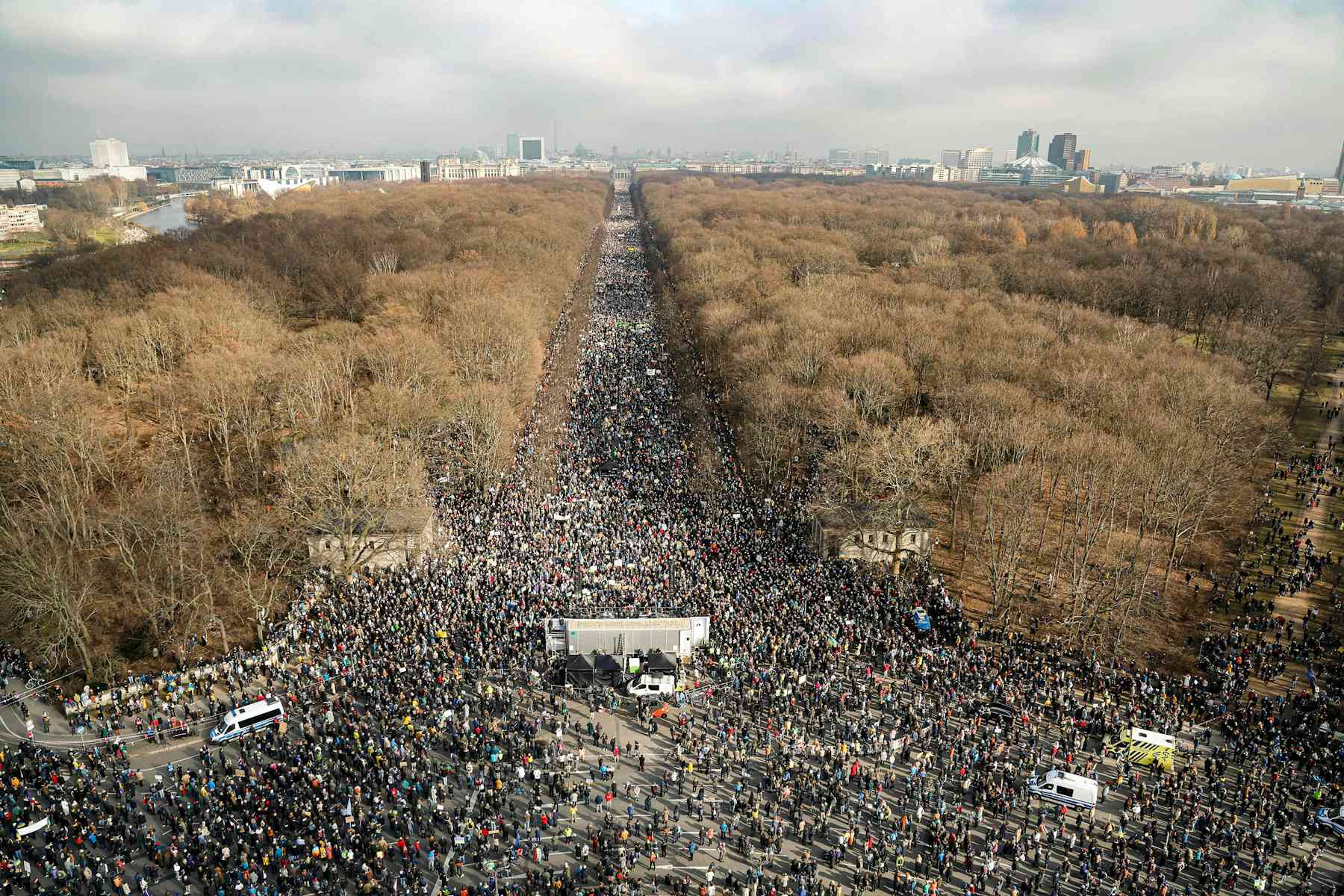 Near crowd. Антивоенный митинг в Берлине. Митинги в Германии. Митинг 100 тысяч человек. Митинг Украина.