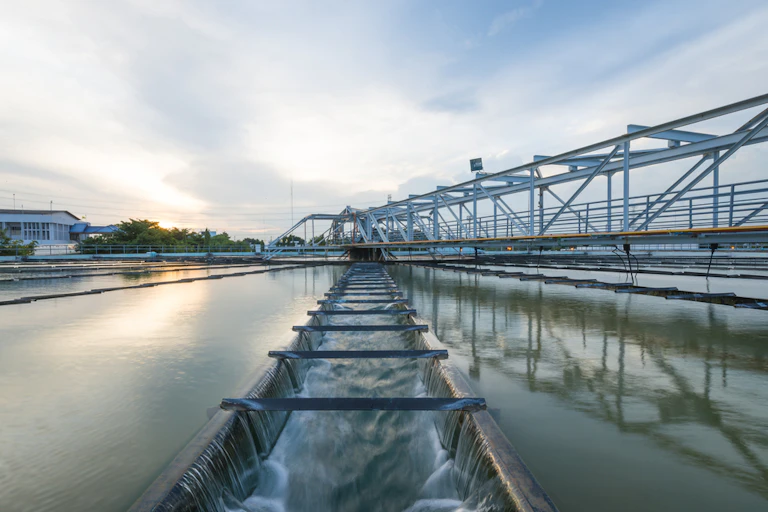 Le réservoir de clarification à contact solide dans l'usine de traitement de l'eau