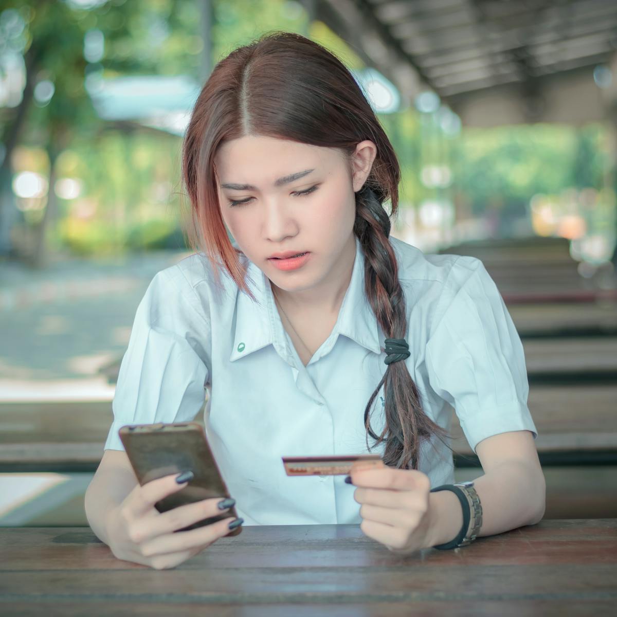 Wanita mengelola keuangan; mengatur gaji 3 juta (ilustrasi).