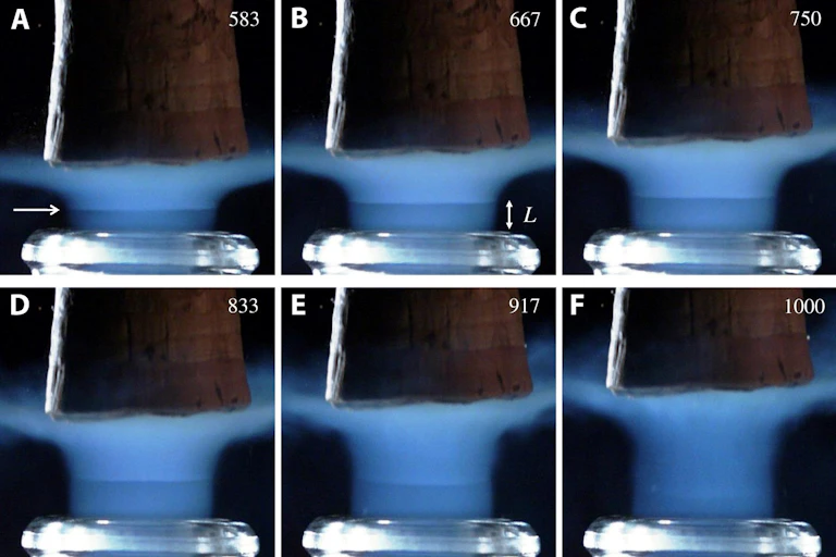6 images successives montrant un bouchon de champagne qui vient de quitter le goulot ; un panache bleu clair suit le bouchon, comme une traine. Un trait horizontal au goulot est visible au milieu de la trainée sur les 5 premières images.