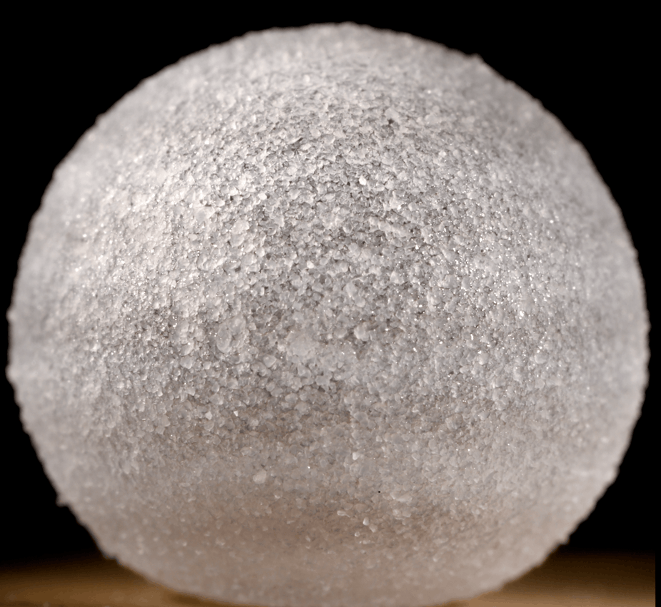 Sphère transparente semblant être entièrement couverte de givre ou de neige