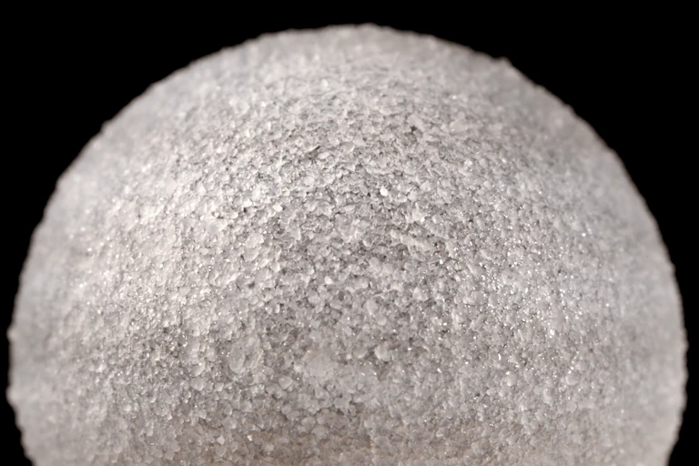 Sphère transparente semblant être entièrement couverte de givre ou de neige