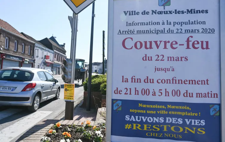 Panneau annonçant le confinement dans une petite ville française
