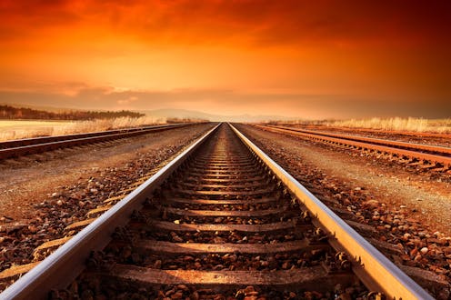 El misterio del razonamiento espacial: ¿Por qué no vemos las vías del tren en paralelo?