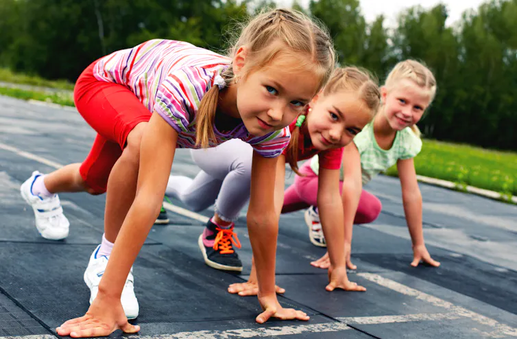 Jeunes filles prêtes à la course