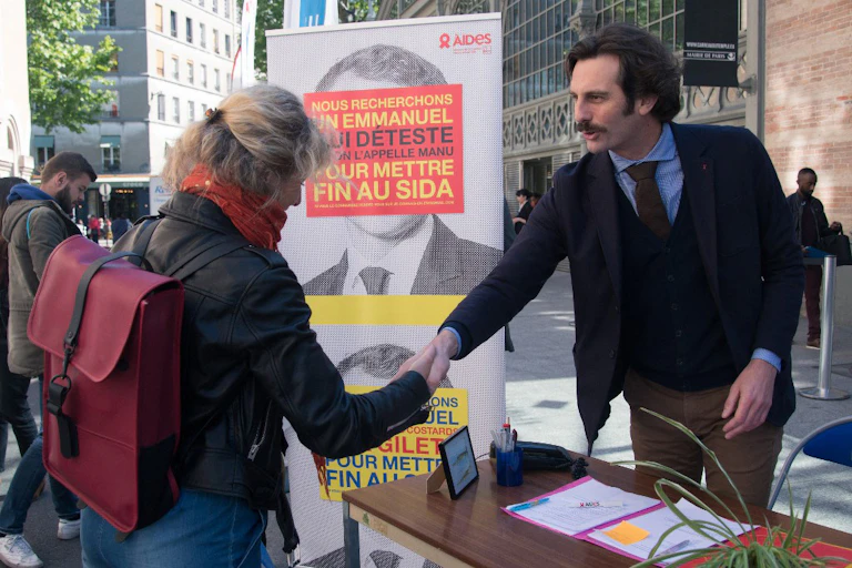 Photo d’un membre de l’association Aides lors d’une manifestation organisée en mai 2019.