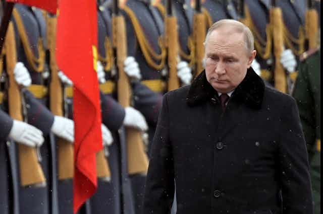 Vladimir Poutine passe devant des soldats