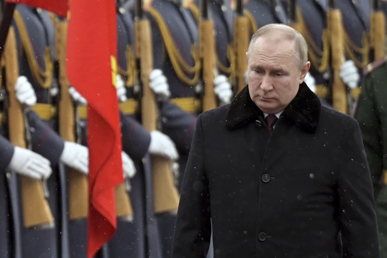 Vladimir Poutine passe devant des soldats