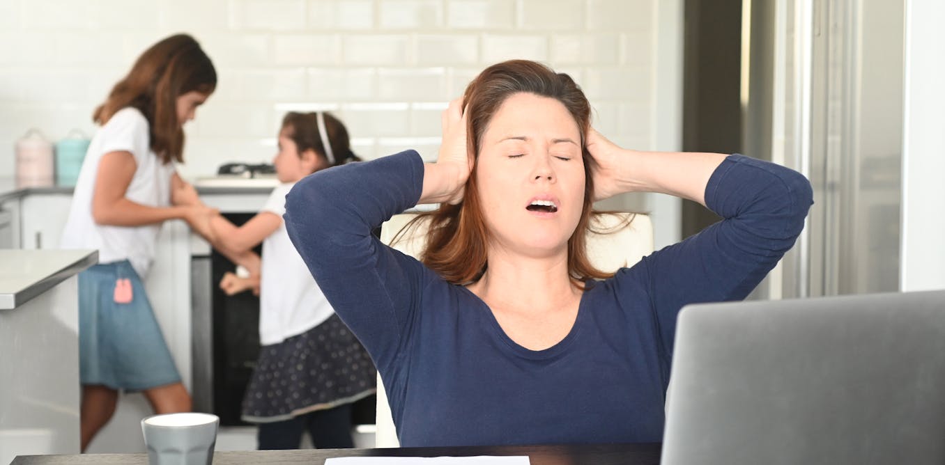 Muchos de nosotros damos la bienvenida a trabajar desde casa, pero las universidades muestran sus peligros para las carreras de las mujeres. Muchos de nosotros damos la bienvenida a trabajar desde casa, pero las universidades muestran sus peligros para las carreras de las mujeres.