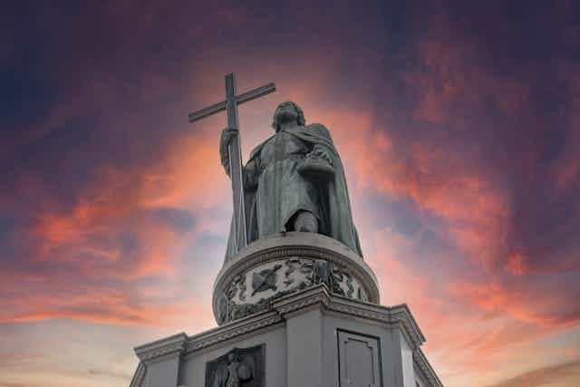 Monument représentant un homme tenant une croix