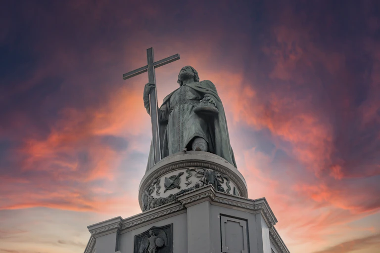 Monument représentant un homme tenant une croix