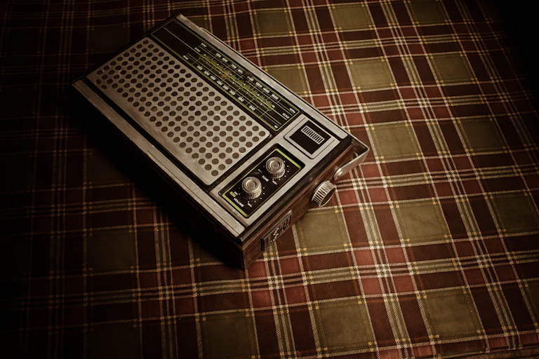 An old radio lies on a table.