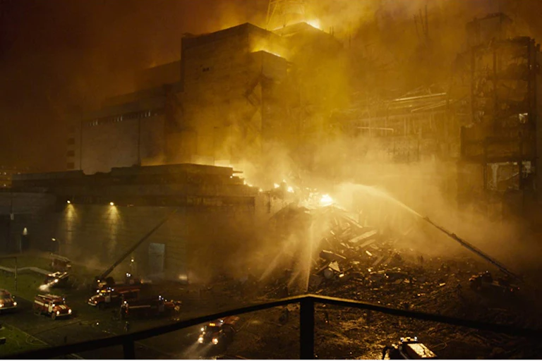 Reconstitution pour la série Chernobyl de l'incendie de la centrale.
