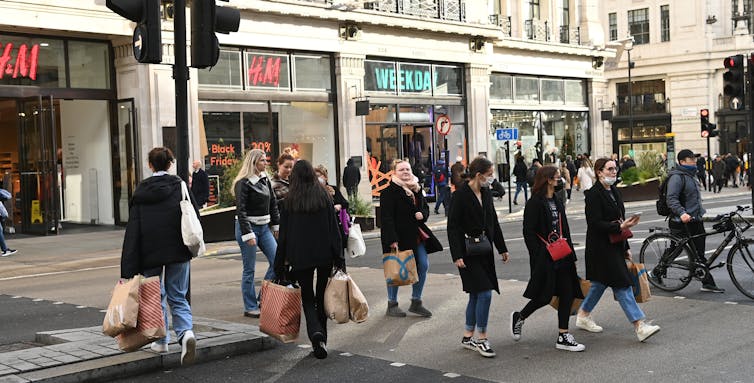 Pessoas fazendo compras em uma rua movimentada
