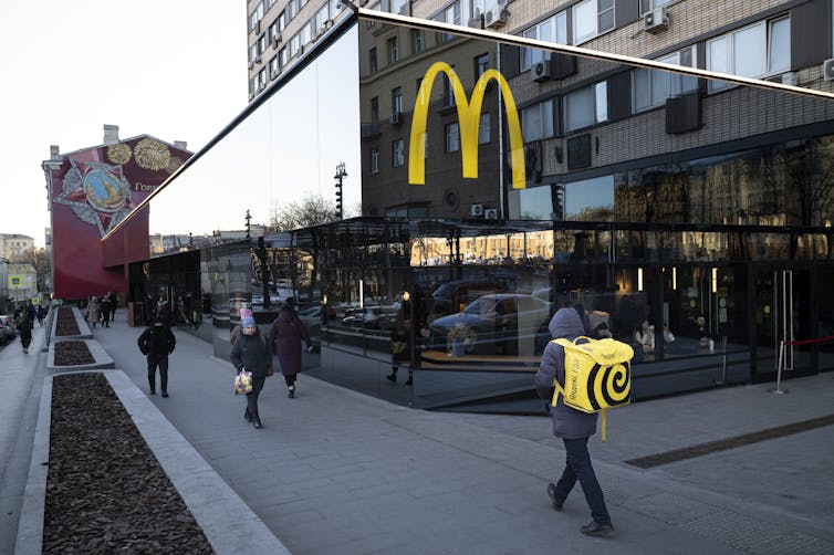 passants devant un mc donald’s