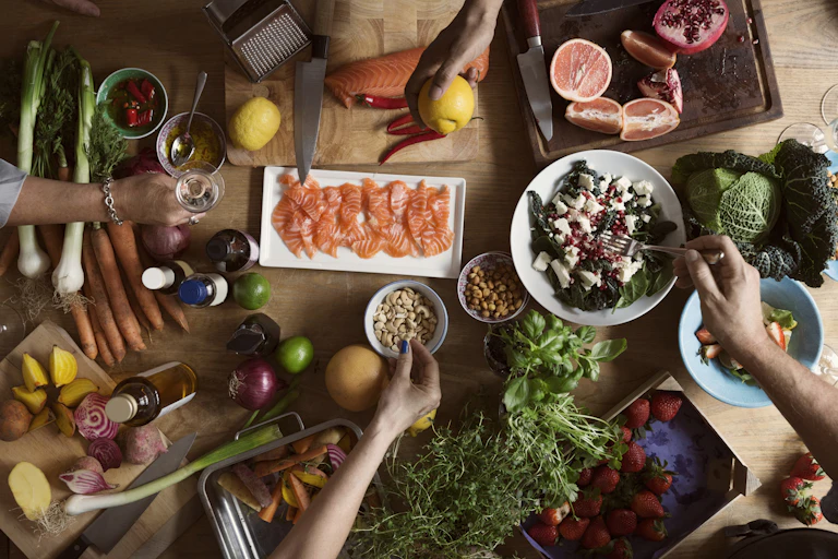 table avec des fruits de mer, des fruits et des légumes