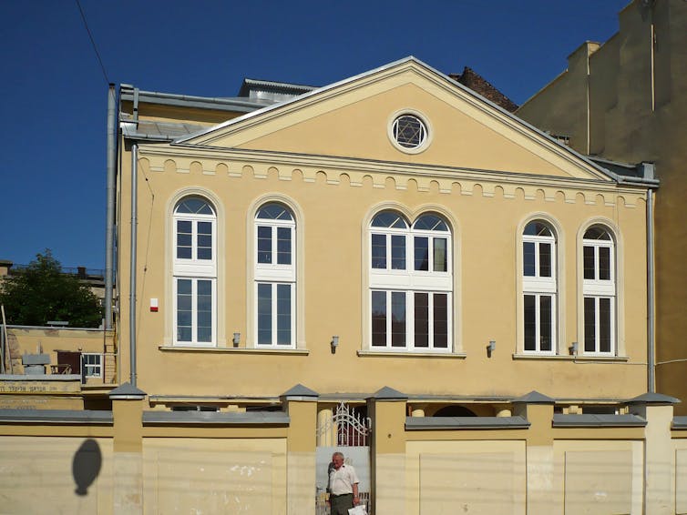 Front of a synagogue with six tall and long windows.