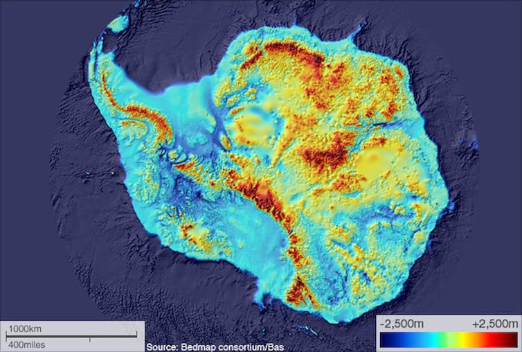 今天，南极洲冰层下的基岩视图显示了西侧的岛屿和东部的更多海面基岩。
