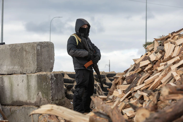 Guardia armada en el puesto de control de Kiev.