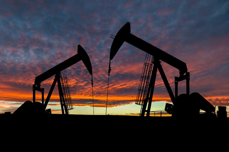 extraction de pétrole en Alberta, ciel dramatique