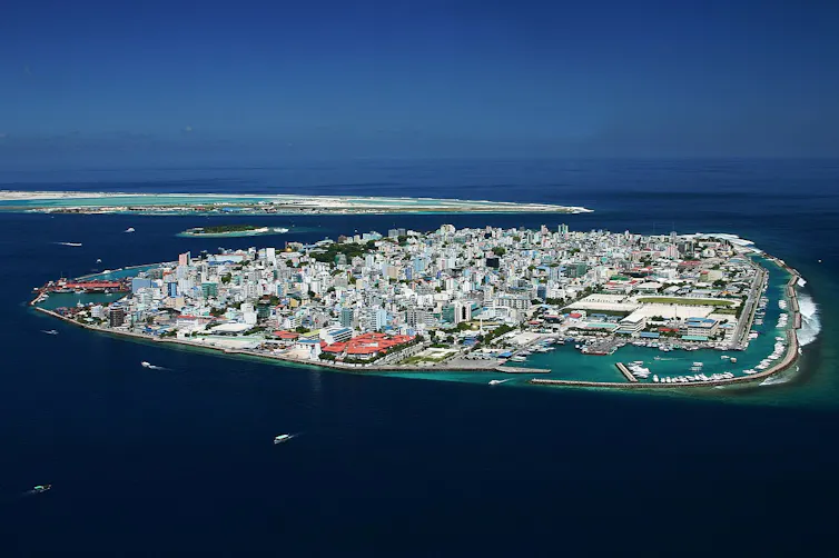 Ciudad en una isla rodeada de un dique