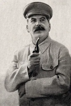 Portrait officiel de Staline, datant des années 1930, avec une pipe