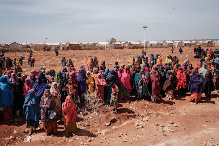 Somalians line up to get food.