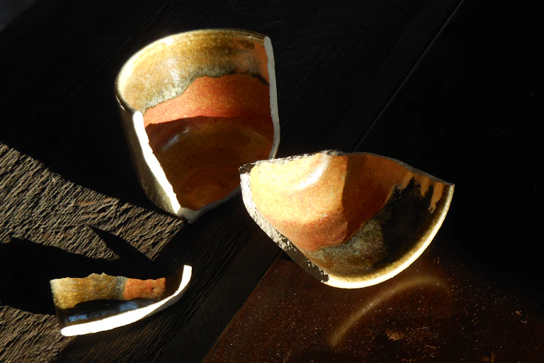 Tasse cassée en trois morceaux
