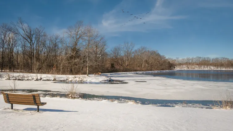 lac au printemps qui commence à dégeler