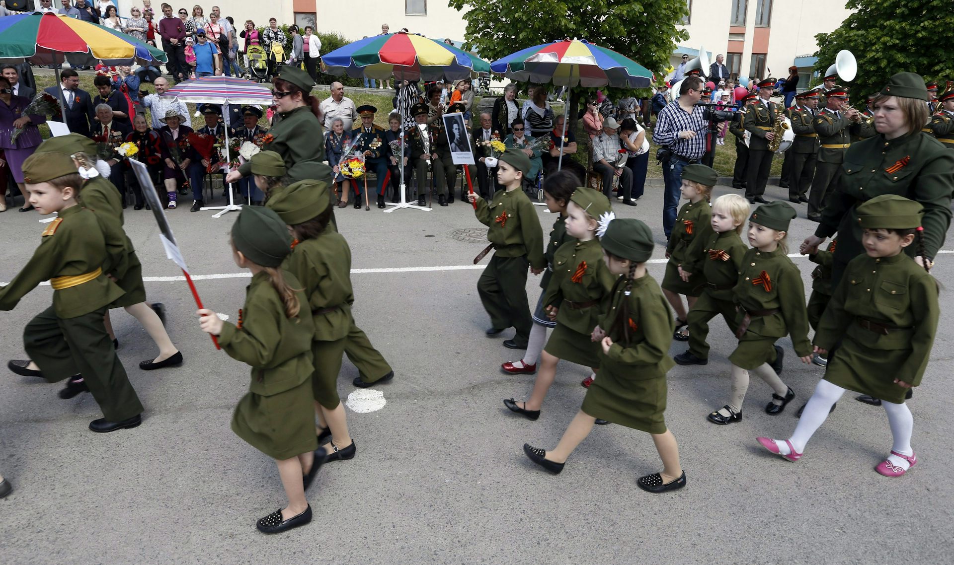 9 мая лихославль. Дети в военной форме. Дети в военной форме на параде. Парад дошкольных войск.