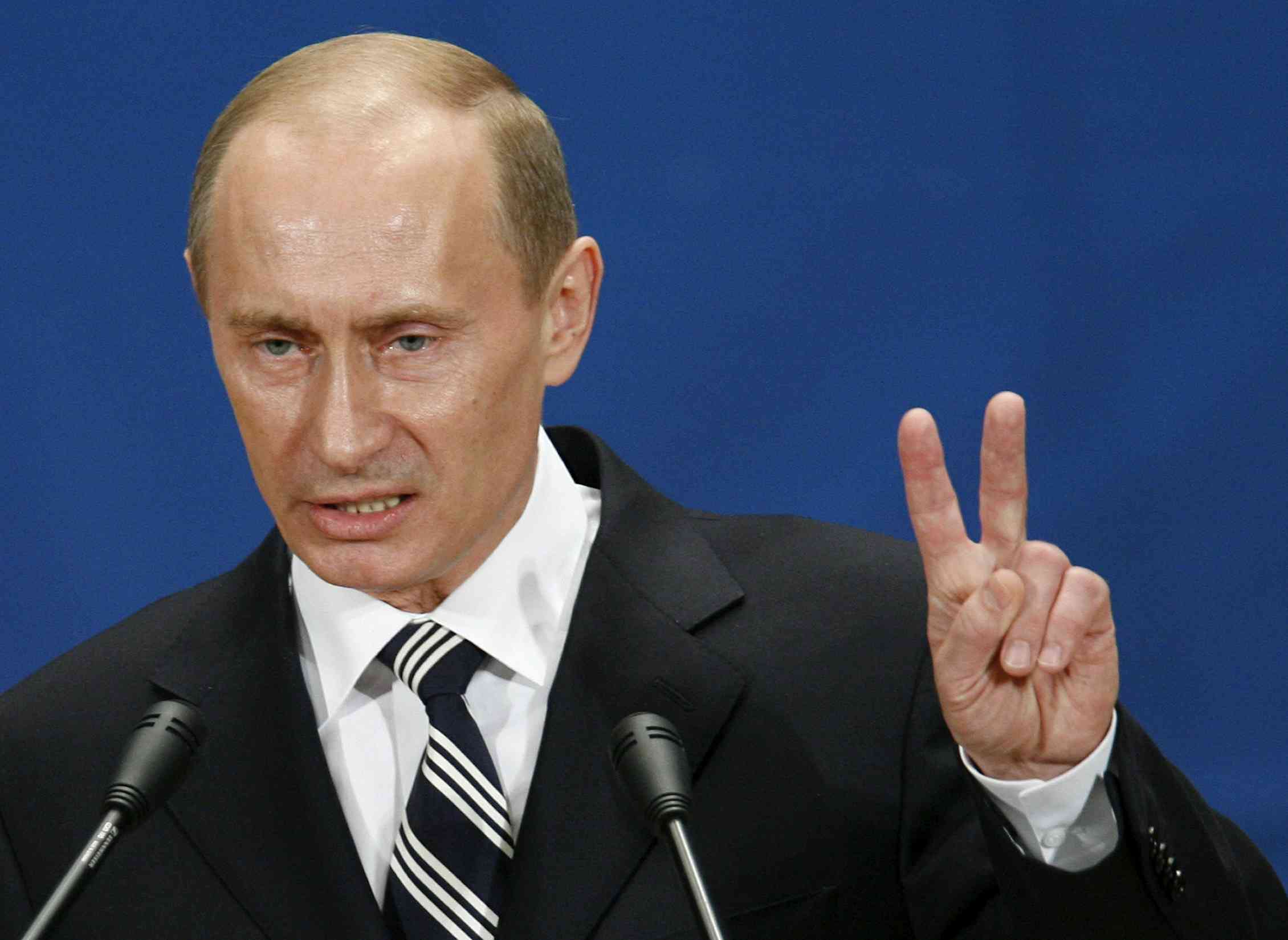 Путин 2 пальца