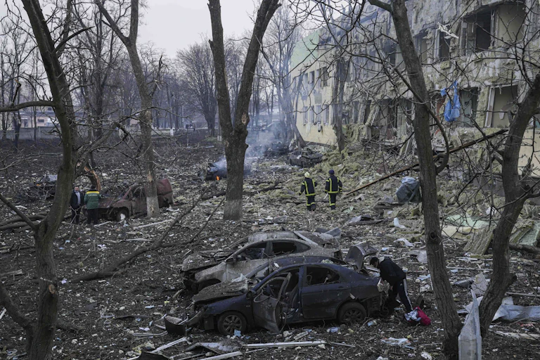 Image d'immeubles détruits, arbres morts et de véhicules incendiés
