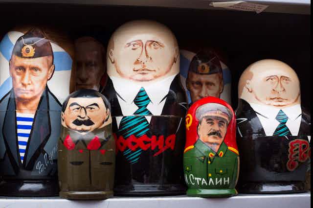 Poupées russes représentant Vladimir Poutine et Staline