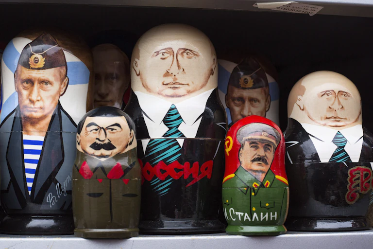 Poupées russes représentant Vladimir Poutine et Staline
