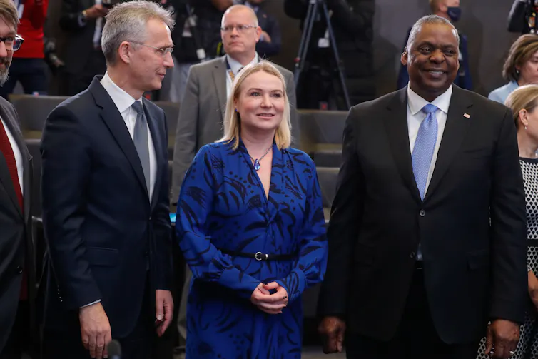 El secretario general de la OTAN, Jens Stoltenberg, con Jana Cernochova, ministra de Defensa de la República Checa, y el secretario de Defensa estadounidense, Lloyd Austin