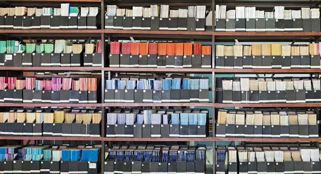 Photo d’une bibliothèque contenant de nombreuses revues scientifiques.