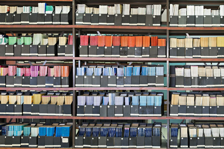 Photo d’une bibliothèque contenant de nombreuses revues scientifiques.