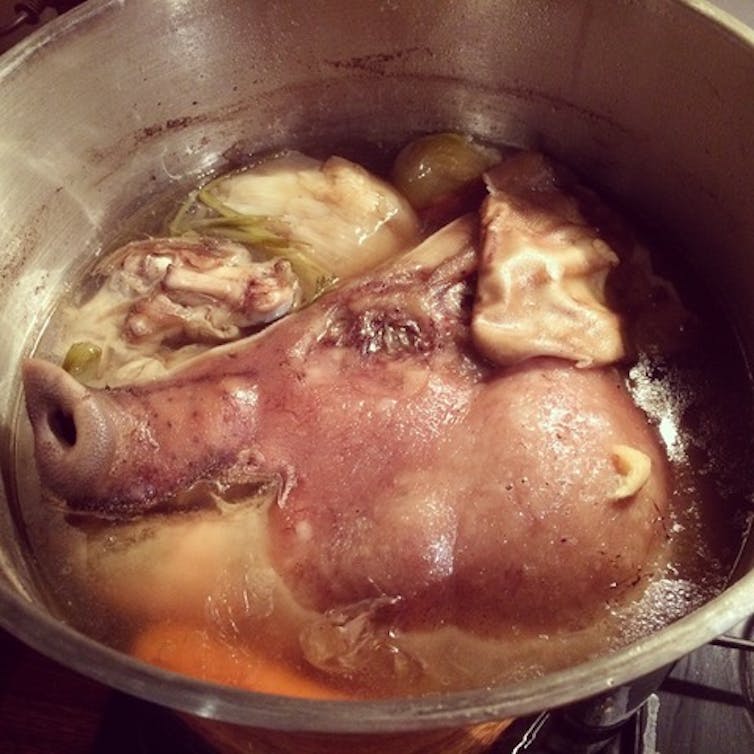 A pig's head in a pot