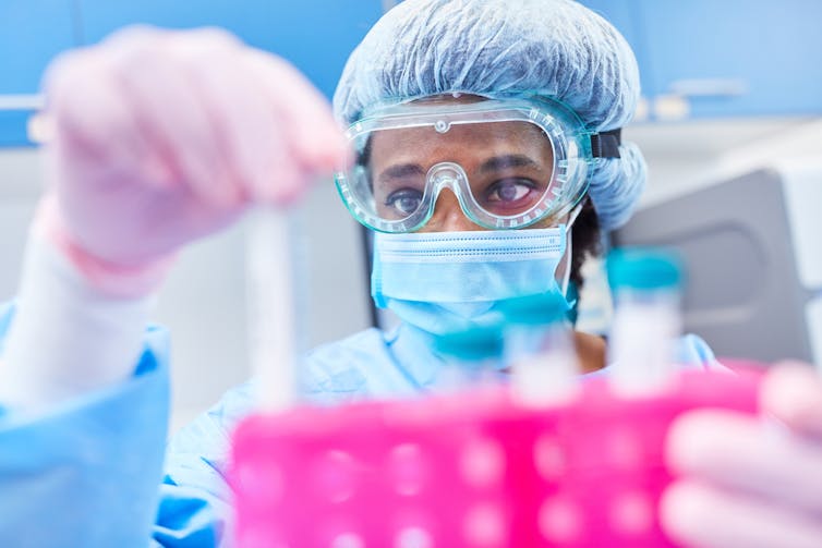 Uno scienziato di laboratorio che testa campioni di coronavirus