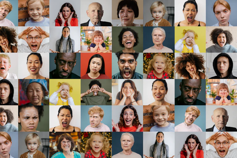 Múltiples caras de personas expresando diferentes emociones